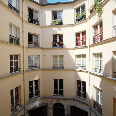 Louvre Apartment *